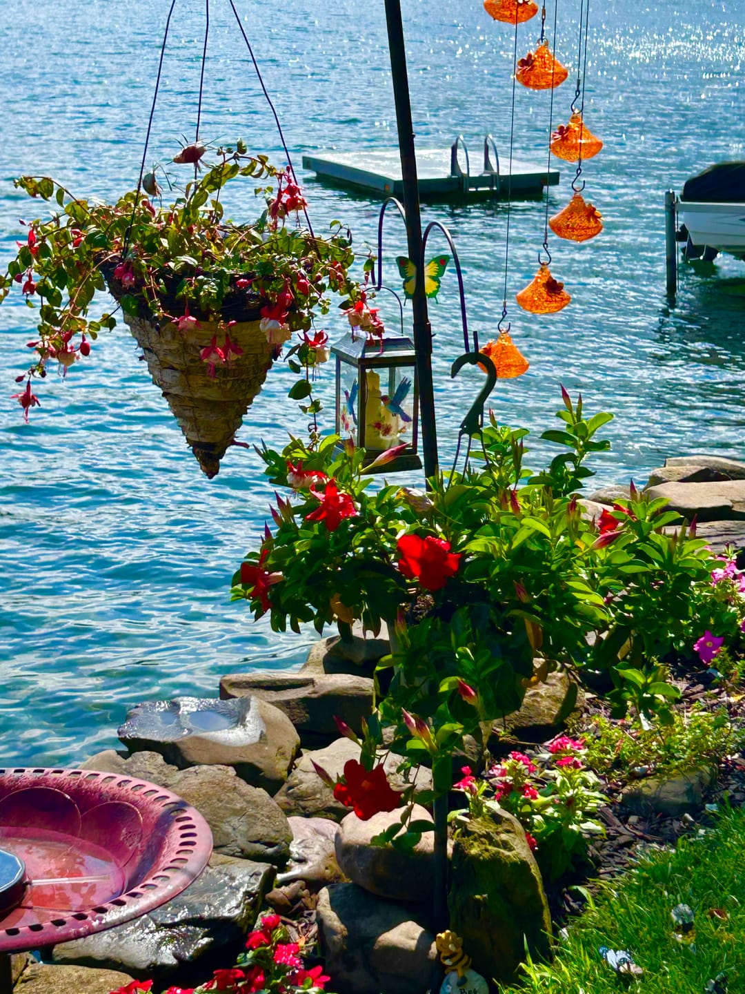 VINGUYS Hummingbird Feeder with Wind Chimes